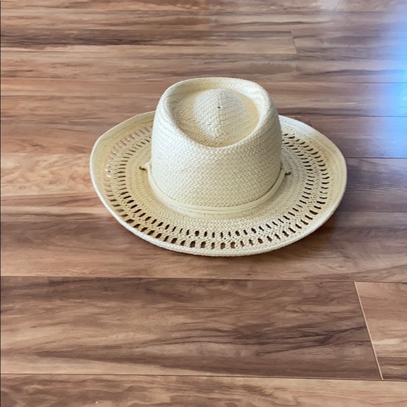 Madewell x Biltmore curved-brim straw hat. - Picture 3 of 8
